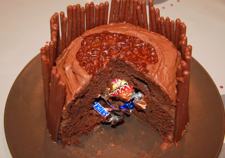 Gâteau pinata surprise au chocolat, ganache montée au chocolat au carambar (au  thermomix ou sans) – Papilles On Off