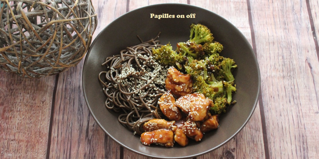 Poulet laqué au soja et sésame brocolis et nouilles soba Papilles On Off